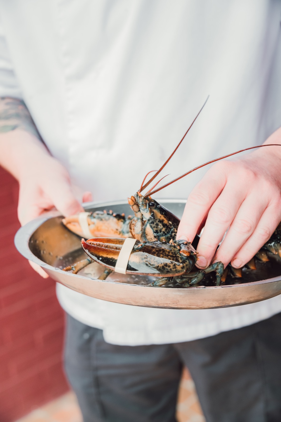 Le chef de La Cuisine au Beurre en cuisine, à Tournai, photographié par RETRATŌ