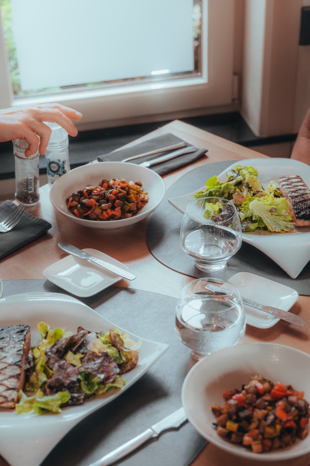 Clients attablés, ambiance de salle, La Cuisine au Beurre à Tournai