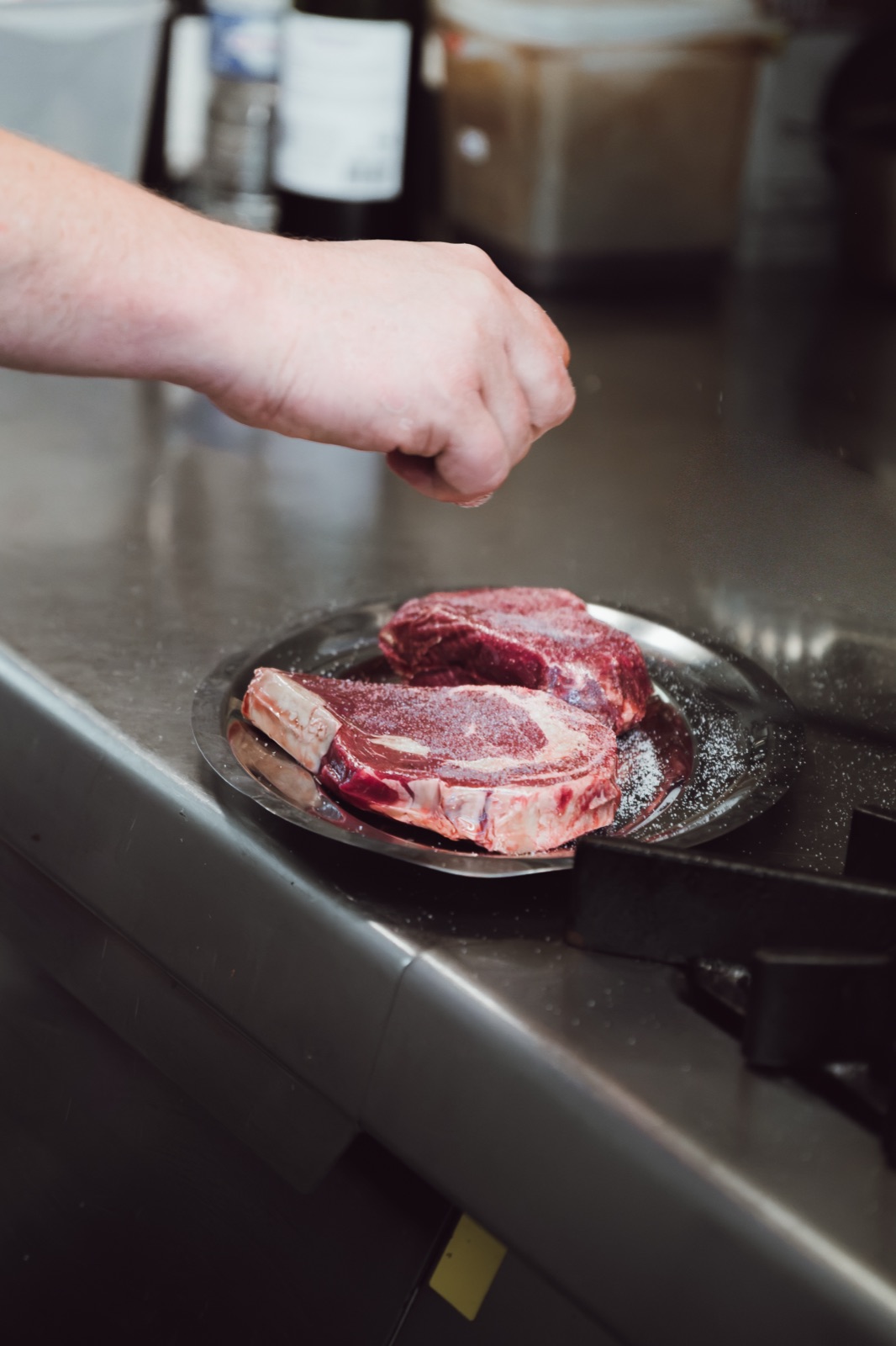 Préparation en cuisine, gros plan sur le geste, La Cuisine au Beurre à Tournai