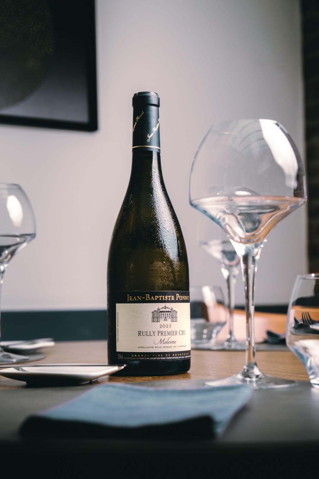 Vin servi au verre, table dressée, La Cuisine au Beurre à Tournai