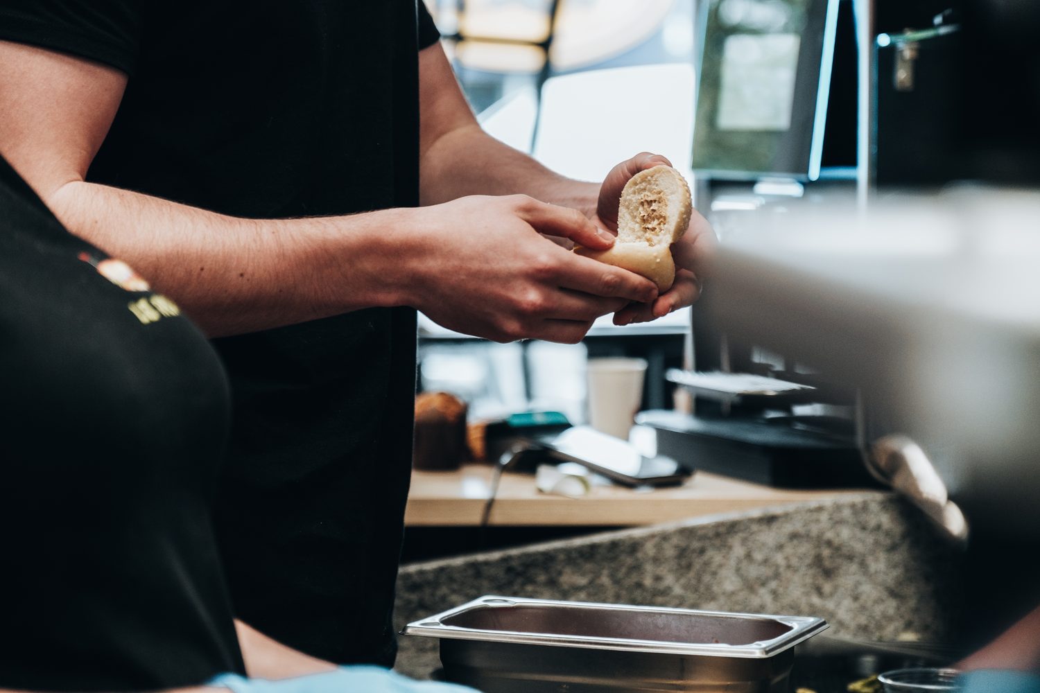 En cuisine, préparation du service, Le Repère à Froyennes