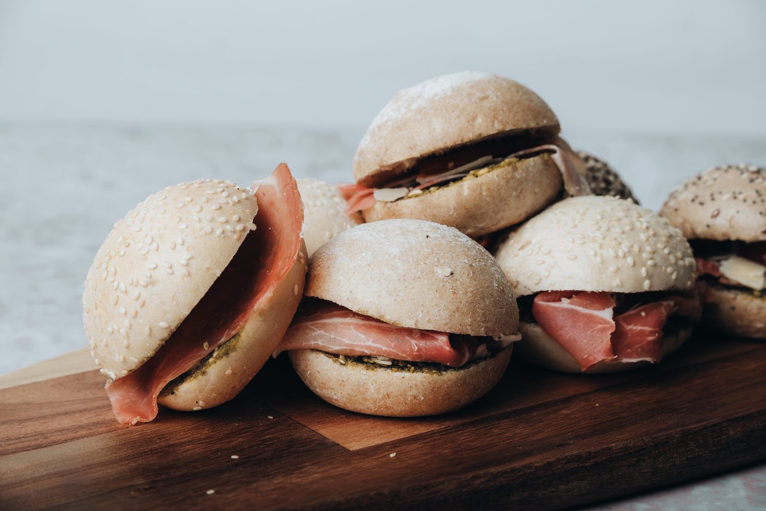 Sandwichs au jambon cru empilés sur planche, Le Repère à Froyennes