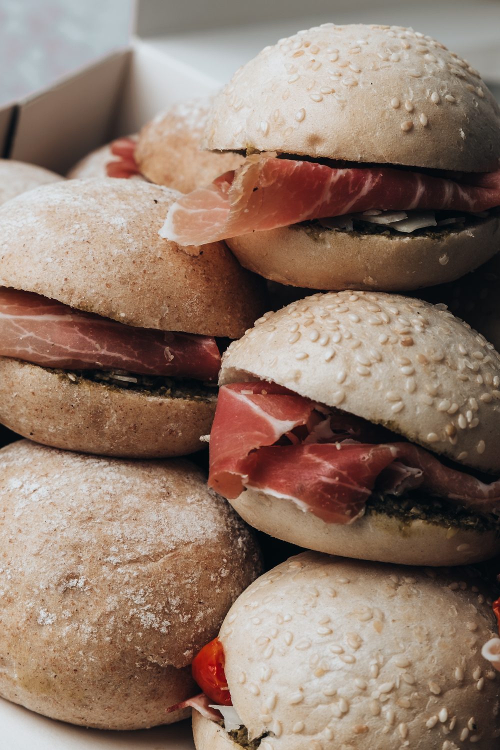 Petits pains au jambon cru et pesto, gros plan, Le Repère à Froyennes